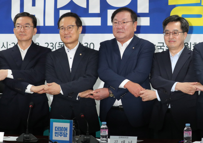 23일 오전 국회 의원회관에서 열린 2019 예산안 당정협의에서 참석자들이 손을 맞잡고 있다. 왼쪽부터 정성호 국회 기획재정위원장, 더불어민주당 홍영표 원내대표, 김태년 정책위의장, 김동연 경제부총리 겸 기획재정부 장관.[사진=연합뉴스]
23일 오전 국회 의원회관에서 열린 2019 예산안 당정협의에서 참석자들이 손을 맞잡고 있다. 왼쪽부터 정성호 국회 기획재정위원장, 더불어민주당 홍영표 원내대표, 김태년 정책위의장, 김동연 경제부총리 겸 기획재정부 장관.[사진=연합뉴스]