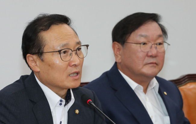 더불어민주당 홍영표 원내대표가 23일 오전 국회에서 열린 정책조정회의에서 발언하고 있다.[사진=연합뉴스]
더불어민주당 홍영표 원내대표가 23일 오전 국회에서 열린 정책조정회의에서 발언하고 있다.[사진=연합뉴스]