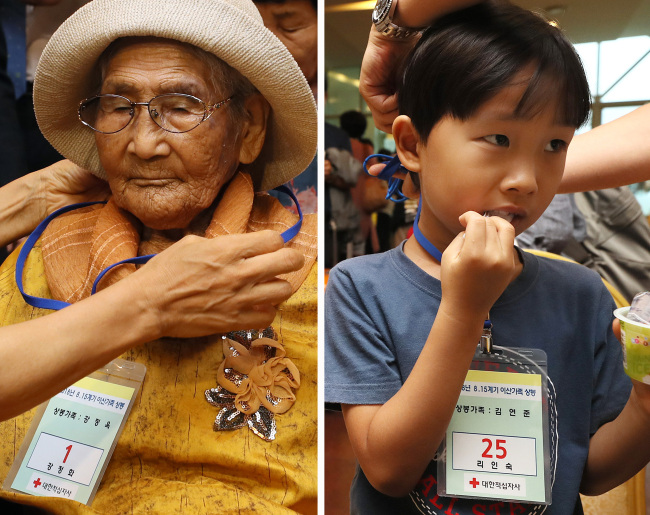 Kang Jung-ock (left) and Kim Yeon-jun, respectively the oldest and the youngest at the ages of 100 and 7, register for the second round of reunion meetings in Sokcho, Gangwon Province, on Thursday. Yonhap