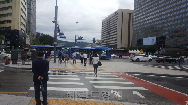 태풍이 수도권을 강타할 것이라고 예상과는 달리 24일 오전 7시께 서울은 고요했다. 이날 서울 종로구 광화문역을 지나고 있는 시민들은 우산조차 쓰지 않았다.  정세희 기자/say@