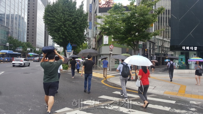 24일 오전 8시 30분께 빗방울이 떨어지기 시작했지만 하늘은 맑았다. [정세희 기자/say@heraldcorp.com]