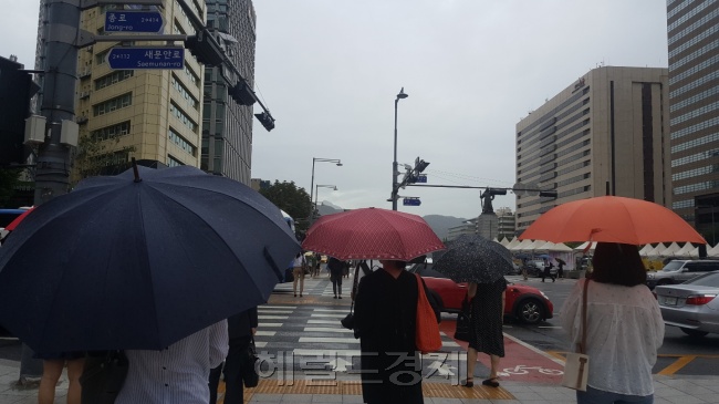 24일 오전 서울 종로구 광화문역. 우산을 들고 출근을 하는 사람들의 모습. [정세희 기자/say@heraldcorp.com]