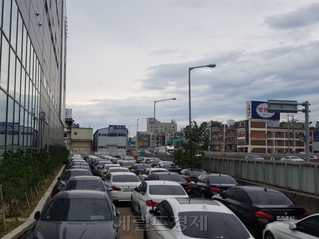 코오롱모터스 BMW 부천서비스센터 뒷편 주차장. 오른편으로는 경인고속도로가 위치해 있다. [사진=김성우 기자/zzz@heraldcorp.com]