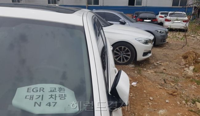 리콜차량 운전석에 놓여져 있는 인쇄용지. [사진=김성우 기자/zzz@heraldcorp.com]