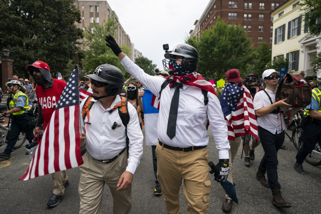 <YONHAP PHOTO-0716> epa06946802 White supremacists and members of the alt-right march to the White House on the anniversary of last year's 'Unite the Right' rally in Washington, DC, USA, 12 August 2018. On 12 August 2017, a bloody clash between white supremacists and counterprotestors in Charlottesville, Virginia left three people dead and dozens injured. EPA/JIM LO SCALZO/2018-08-13 05:56:58/ <저작권자 ⓒ 1980-2018 ㈜연합뉴스. 무단 전재 재배포 금지.>
<YONHAP PHOTO-0716> epa06946802 White supremacists and members of the alt-right march to the White House on the anniversary of last year's 'Unite the Right' rally in Washington, DC, USA, 12 August 2018. On 12 August 2017, a bloody clash between white supremacists and counterprotestors in Charlottesville, Virginia left three people dead and dozens injured. EPA/JIM LO SCALZO/2018-08-13 05:56:58/ <저작권자 ⓒ 1980-2018 ㈜연합뉴스. 무단 전재 재배포 금지.>