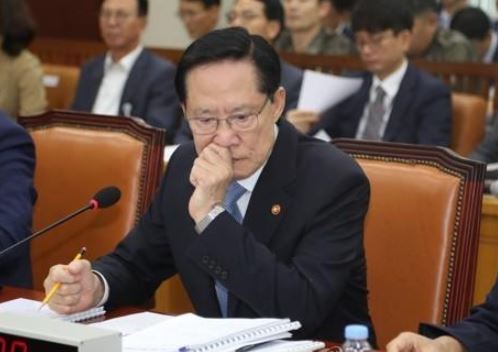 Defense Minister Song Young-moo attends a parliamentary session at the National Assembly in Seoul on Aug. 24, 2018. (Yonhap)