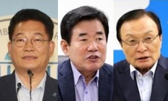 This image shows three candidates running in the election to be the ruling Democratic Party's chief. From left, they are Song Young-gil, Kim Jin-pyo and Lee Hae-chan. (Yonhap)