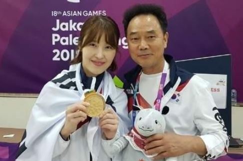 South Korean bowler Ryu Seo-yeon (L) holds up her gold medal from the women's Team of Six event at the 18th Asian Games in Palembang, Indonesia, on Aug. 24, 2018. (Yonhap)