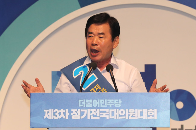 더불어민주당 김진표 당대표 후보가 25일 오후 서울 올림픽 체조경기장에서 열린 전국대의원대회에서 정견발표를 하고 있다.[사진=연합뉴스]
더불어민주당 김진표 당대표 후보가 25일 오후 서울 올림픽 체조경기장에서 열린 전국대의원대회에서 정견발표를 하고 있다.[사진=연합뉴스]