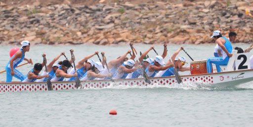 The unified Korean women's canoeing team competes in women's 200-meter dragon boat racing at the 18th Asian Games at the Jakabaring Rowing & Canoeing Regatta Course in Palembang, Indonesia, the co-host city of the Asian Games with Jakarta, on Aug. 25, 2018. (Yonhap)