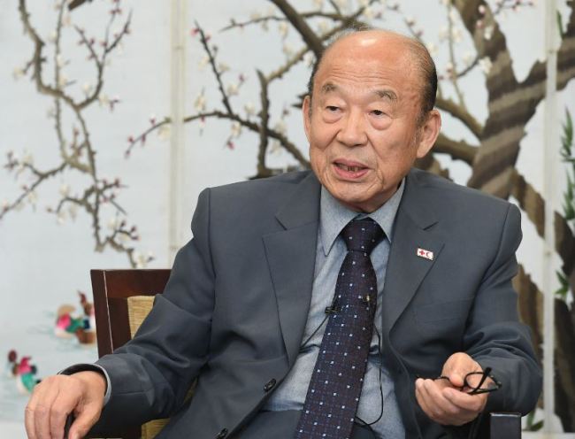 Park Kyung-seo, the head of the South Korean Red Cross, speaks to reporters at Mount Kumgang in North Korea on Saturday. (Yonhap)