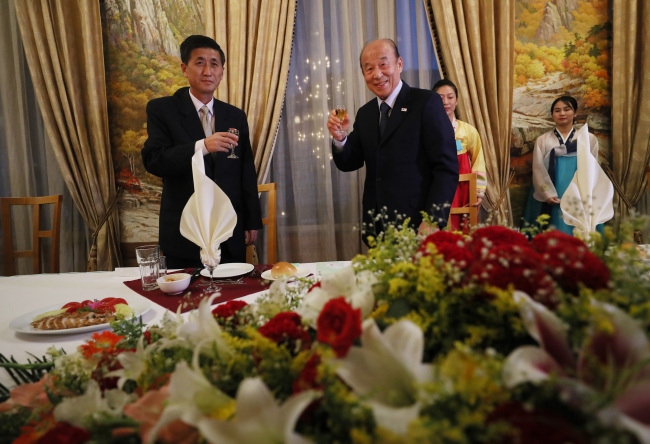 Park Kyung-seo, right, head of the South Korean Red Cross, toasts during a lucheon hosted by North Korea at its eastern resort of Kumgang on Aug. 20, for participants in the 21st temporary reunions of families separated for decades in the Korean War. (Yonhap)