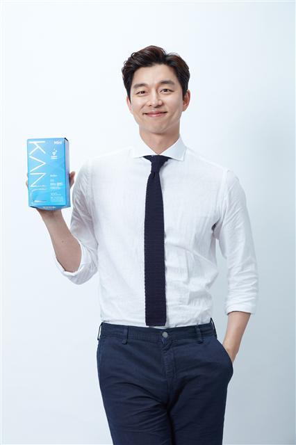 동서식푹 ‘맥심 카누’가 철저한 시장조사와 분석을 통해 다양한 소비자 취향 제품을 선보이고 있다. 맥심 카누 모델인 배우 공유가 ‘맥심 카누 아이스 블렌드’를 들어보이고 있다.