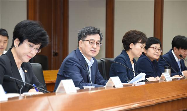 김동연 부총리 겸 기획재정부 장관이 27일 서울 여의도 한국수출입은행에서 ‘제15차 경제관계장관회의’를 주재하고 있다. 참석자들은 지역밀착형 생활SOC 확충방안과 민자고속도로 통행료 관리 로드맵, 신중년 및 청년 일자리 확충방안에 대해 집중 논의했다.  [기획재정부]