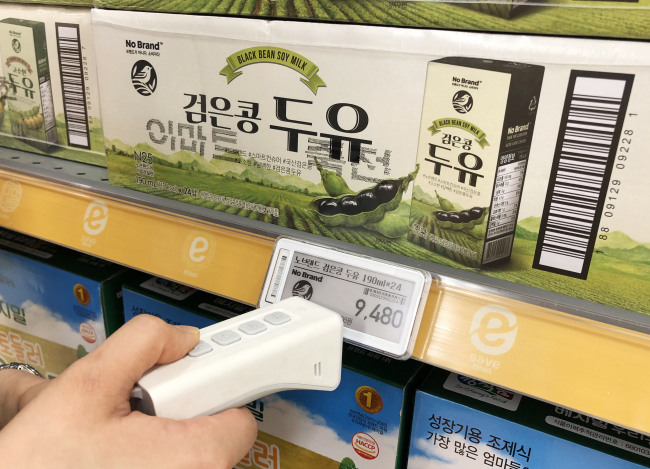 이마트가 유통과 정보통신(IT)의 결합한 디지털 혁신을 본격화 하고 있다. 사진은 전자가격표시기(ESL) 모습.
