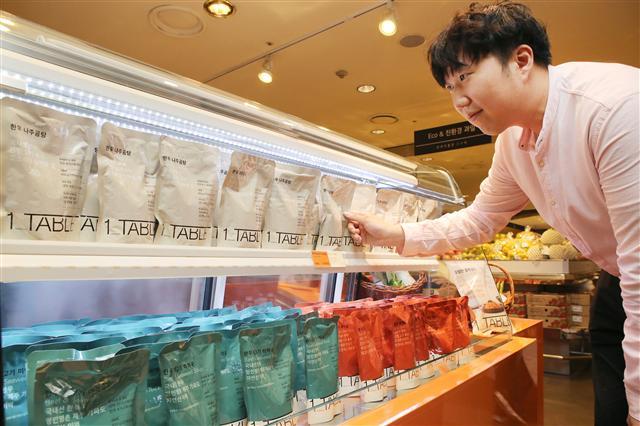현대백화점이 백화점업계 최초로 가정간편식(HMR) 시장에 진출해 10개월 만에 누적 50만개 판매고를 올리는 등 성과를 내고 있다. HMR ‘원테이블’ 업무를 총괄하는 현대백화점 상품본부 공산품팀의 손정태 과장.  [제공=현대백화점그룹]