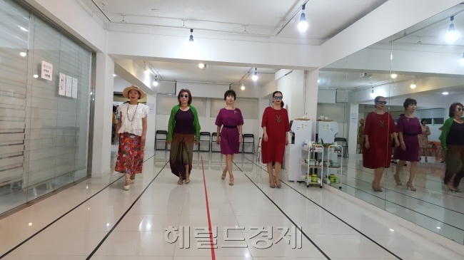 서울 강남구 코리아시니어모델 연습실에서 워킹을 하고 있는 6070대 모델들.