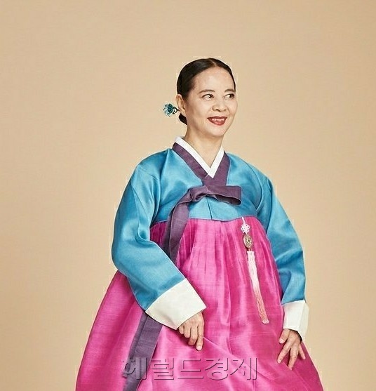 시니어모델 김영희 씨가 한복을 입고 포즈를 취하고 있다. [정세희 기자/say@heraldcorp.com]