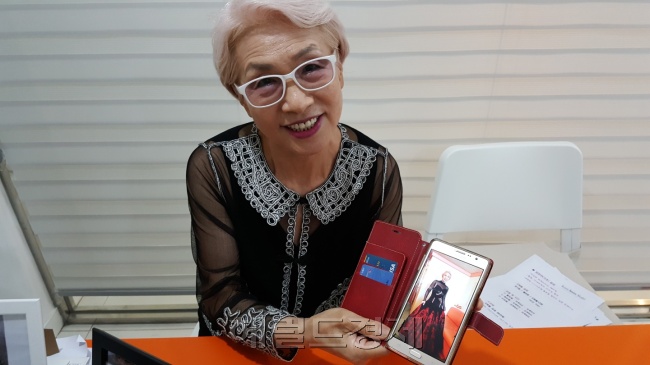 시니어모델 김종신(70ㆍ여)시는 30여년을 평범한 주부로 살다가 모델 일에 도전하게 됐다. 그동안 무대에 섰던 사진을 보여주면서 행복한 미소를 지었다. [정세희 기자/say@heraldcorp.com]