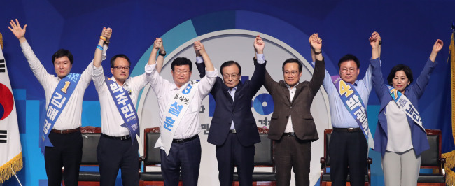 더불어민주당 이해찬 신임 대표(가운데)가 25일 오후 서울 올림픽 체조경기장에서 열린 전국대의원대회에서 홍영표 원내대표, 신임 최고위원들과 손을 맞잡아 들고 인사하고 있다. (사진=연합뉴스)