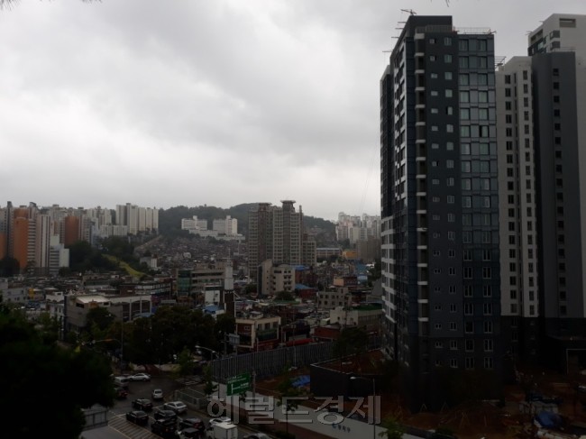동작구 흑석뉴타운 모습. 오른쪽이 11월 입주를 앞둔 흑석아크로리버하임이다. 멀린흑석한강센트레빌, 흑석한강푸르지오 등이 보인다.<br />[사진=헤럴드경제]
동작구 흑석뉴타운 모습. 오른쪽이 11월 입주를 앞둔 흑석아크로리버하임이다. 멀린흑석한강센트레빌, 흑석한강푸르지오 등이 보인다.
[사진=헤럴드경제]