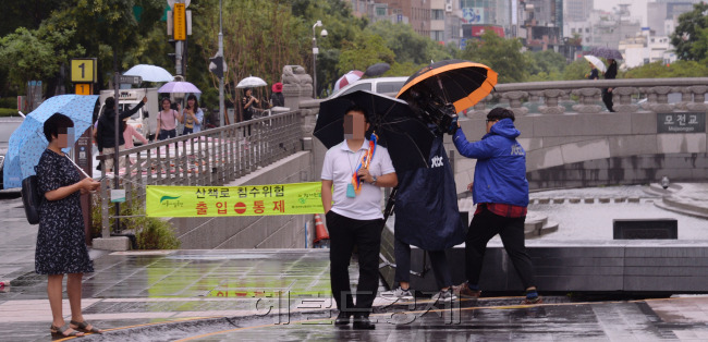 27일 태풍이 지난간후 전국에 집중호우 경계령이 내렸다. 청계천 산책로는 침수에 대비 출입금지 통제가 되었다. 8월 마지막주 월요일 광화문 출근길 시민들의 손에는  우산이 들리고 폭염과 태풍에 이어 비피해에 대비 할 지경에 이르렀다.  <br />정희조 기자/checho@heraldcorp.com  180827
27일 태풍이 지난간후 전국에 집중호우 경계령이 내렸다. 청계천 산책로는 침수에 대비 출입금지 통제가 되었다. 8월 마지막주 월요일 광화문 출근길 시민들의 손에는  우산이 들리고 폭염과 태풍에 이어 비피해에 대비 할 지경에 이르렀다.
정희조 기자/checho@heraldcorp.com  180827