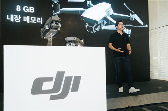 27일 서울 여의도 한강 유람선 선착장에서 진행된 DJI코리아의 ‘매빅2 시리즈’ 행사에서 장근재 DJI코리아 영상프로듀서가 드론 카메라 촬영 기능을 소개하고 있다.   [제공=DJI코리아]
