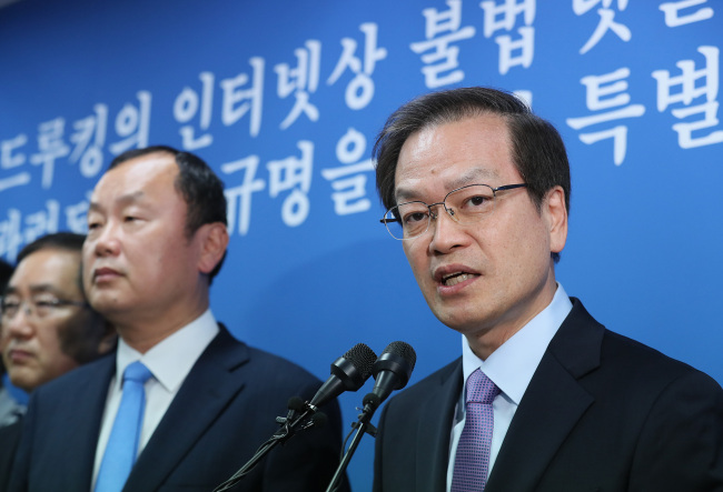 Independent counsel Huh Ik-bum, right, speaks at a press briefing at the counsel's office in Seoul on Monday. (Yonhap)