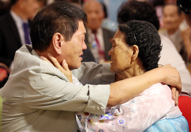 Families separated by the 1950-53 Korean War met in North Korea last week. (Yonhap)