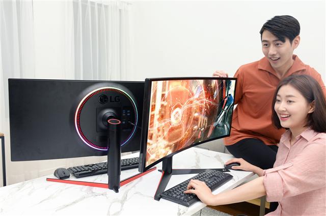 LG전자 모델이 34인치 ‘LG 울트라기어(모델명: 34GK950G)’ 제품을 살펴보고 있다.  [제공=LG전자]
