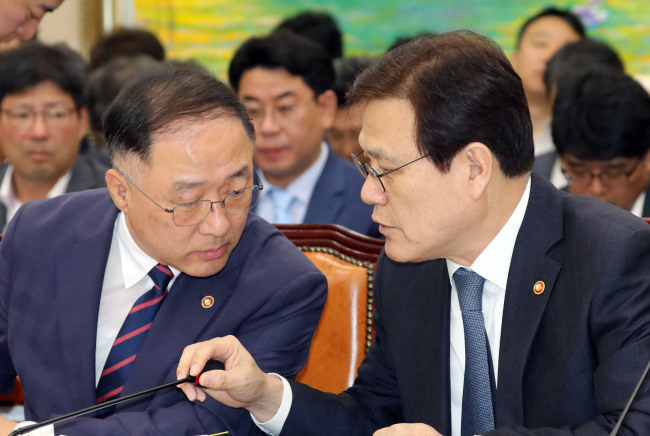 홍남기 국무조정실장(왼쪽)과 최종구 금융위원장이 27일 오전 국회 정무위 전체회의에서 이야기하고 있다.[사진=연합뉴스]
홍남기 국무조정실장(왼쪽)과 최종구 금융위원장이 27일 오전 국회 정무위 전체회의에서 이야기하고 있다.[사진=연합뉴스]