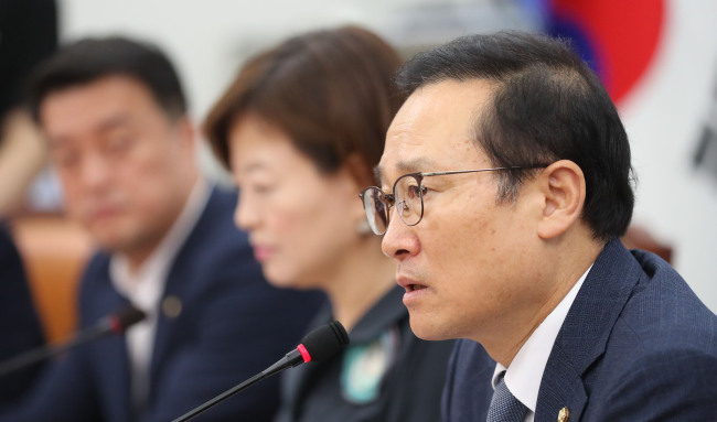 더불어민주당 홍영표 원내대표가 28일 오전 국회에서 열린 원내대책회의에서 발언하고 있다.[사진=연합뉴스]
더불어민주당 홍영표 원내대표가 28일 오전 국회에서 열린 원내대책회의에서 발언하고 있다.[사진=연합뉴스]