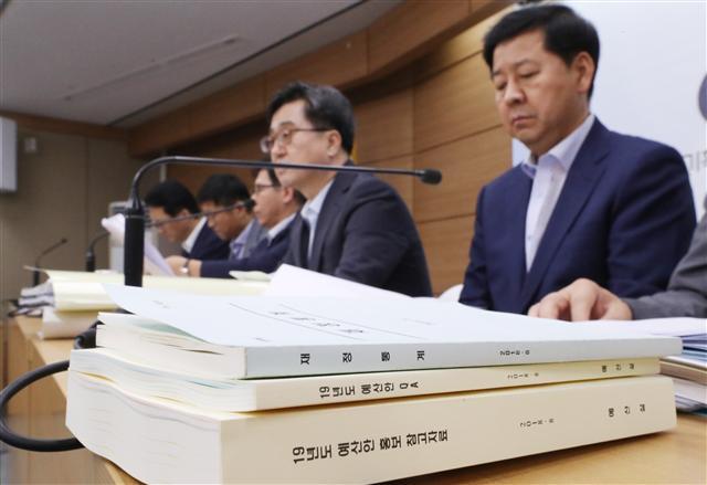 지난 24일 정부세종청사 기획재정부에서 김동연 경제부총리(오른쪽에서 두번째)가 2019년 예산안 및 국가재정운용계획 브리핑을 하고 있다. 정부는 내년도 예산을 사상 최대규모인 470조 규모로 꾸렸다.  [연합뉴스]