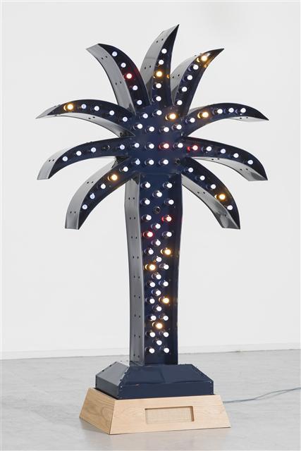 이토 바라다, Blue Palm, 2016, steel structure with galvanized sheet metal and bulbs, 243×141.9× 67 cm