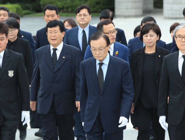 28일 오전 더불어민주당 이해찬 신임 당대표가 서울 강북구 국립 4.19 민주묘지에서 참배하고 있다.[사진=연합뉴스]
28일 오전 더불어민주당 이해찬 신임 당대표가 서울 강북구 국립 4.19 민주묘지에서 참배하고 있다.[사진=연합뉴스]