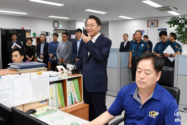 현장 경찰관 격려하는 광진구청장