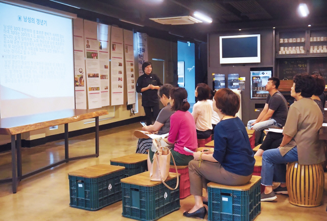 토마토 드레싱 가지 샐러드
<재료>
가지 1개, 어린잎채소 1/2줌, 다진 견과류 1테이블스푼, 소금ㆍ후추 약간
*드레싱 소스 : 토마토 1/2개, 양파 1/9개, 발사믹 식초 1테이블스푼, 올리고당 1티스푼, 소금ㆍ후추 약간
<만드는 순서>
1.  가지는 어슷썰기하고 소금과 후추로 간을 해서 팬 위에서 앞뒤로 노릇하게 굽는다.
2.  토마토와 양파는 잘게 다져서 준비한 분량의 드레싱 재료들과 섞는다.
3.  그릇에 어린잎을 깔고 구운 가지를 올린 뒤 토마토 드레싱을 올려 마무리한다.
아몬드 마늘수프
<재료>
아몬드 70ｇ, 우유 250㎖, 식빵 2개, 마늘 2톨, 올리브유 3테이블스푼, 와인식초 1테이블스푼, 소금 1테이블스푼
<만드는 순서>
1.  아몬드는 물에 불린 뒤 껍질을 먼저 벗긴다.
2.  우유 200㎖, 아몬드, 식빵을 냄비에 넣고 약한 불에서 10분간 끓인 뒤 식혀둔다. 그리고 우유 50㎖를 추가로 붓고 마늘과 와인식초, 소금, 올리브유를 넣고 믹서에서 갈아낸다.