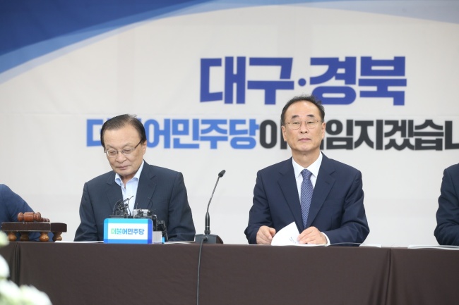 이해찬 더불어민주당 대표(왼쪽)가 29일 오전 경북 구미시청 3층 상황실에서 최고위원회의를 열고 있다. 오른쪽은 같은 당의 장세용 구미시장.[사진=연합뉴스]
이해찬 더불어민주당 대표(왼쪽)가 29일 오전 경북 구미시청 3층 상황실에서 최고위원회의를 열고 있다. 오른쪽은 같은 당의 장세용 구미시장.[사진=연합뉴스]
