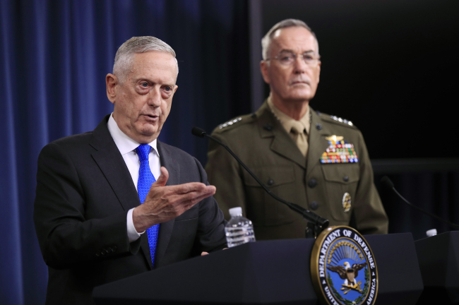 Secretary of Defense Jim Mattis, left, and chairman of the Joint Chiefs of Staff, Marine Gen. Joseph Dunford, speak to reporters during a news conference in Washington on Tuesday. (AP-Yonhap)