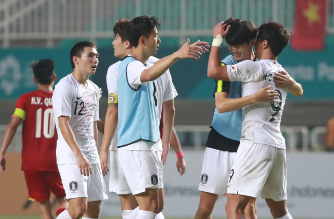 South Korean footballers celebrate after winning against Vietnam on Wednesday. Yonhap