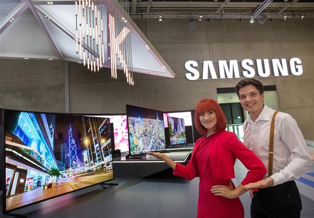 IFA 2018 공식 모델과 삼성전자 모델이 8K 해상도와 퀀텀닷을 기반으로 한 삼성전자 ‘QLED 8K’를 소개하고 있다.  [제공=삼성전자]