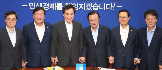 30일 오전 국회에서 열린 고위당정협의에서 참석자들이 손을 맞잡고 있다. 왼쪽부터 김동연 경제부총리 겸 기획재정부 장관, 더불어민주당 김태년 정책위의장, 이낙연 국무총리, 더불어민주당 이해찬 대표, 홍영표 원내대표, 장하성 청와대 정책실장.[사진=연합뉴스]
30일 오전 국회에서 열린 고위당정협의에서 참석자들이 손을 맞잡고 있다. 왼쪽부터 김동연 경제부총리 겸 기획재정부 장관, 더불어민주당 김태년 정책위의장, 이낙연 국무총리, 더불어민주당 이해찬 대표, 홍영표 원내대표, 장하성 청와대 정책실장.[사진=연합뉴스]
30일 오전 국회에서 열린 고위당정협의에서 참석자들이 손을 맞잡고 있다. 왼쪽부터 김동연 경제부총리 겸 기획재정부 장관, 더불어민주당 김태년 정책위의장, 이낙연 국무총리, 더불어민주당 이해찬 대표, 홍영표 원내대표, 장하성 청와대 정책실장.[사진=연합뉴스]
