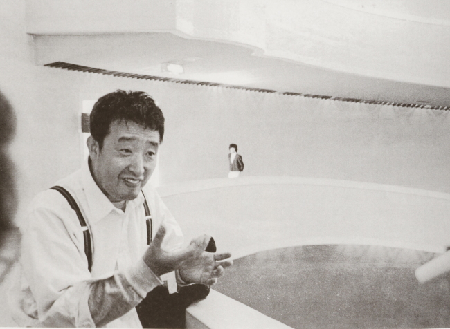 다다익선의 설치를 구상하는 백남준. 1987년. [사진제공=국립현대미술관]