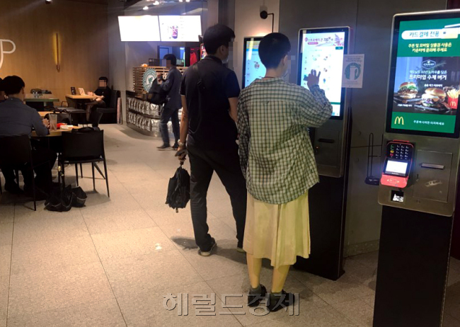 서울 한 패스트푸드 매장에서 고객들이 키오스크로 주문을 하고 있다. [사진=김지윤 기자]