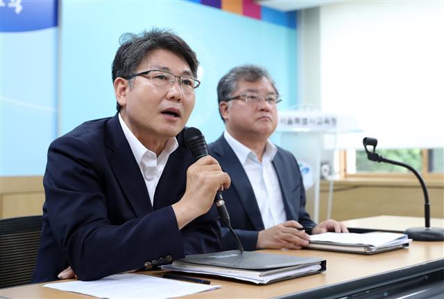 강연홍 서울시교육청 중등교육과장(왼쪽)과 이민종 감사관이 29일 오전 서울시교육청에서 시험지 유출 의혹이 제기된 숙명여고 특별감사 결과 및 재발방지 대책을 밝히고 있다. [연합뉴스]