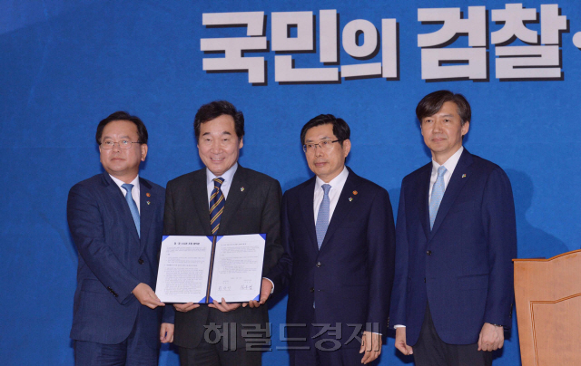 김부겸 행안부 장관, 이낙연 국무총리, 박상기 법무부 장관, 조국 청와대 민정수석(왼쪽부터)이 지난 6월 21일 서울 종로구 정부서울청사 별관에서 경찰의 1차적 수사권 및 1차적 수사종결권 부여 등을 내용으로 하는 검경 수사권 조정 합의문에 서명한 뒤 기념촬영하고 있다. 정희조 기자/checho@heraldcorp.com