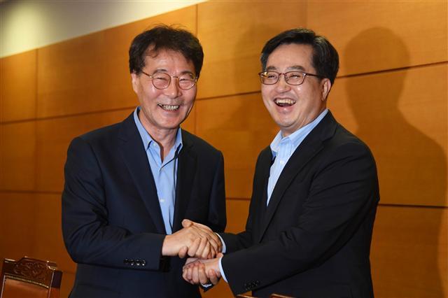 경제정책의 ‘투톱’인 김동연 부총리 겸 기획재정부 장관과 장하성 청와대 정책실장이 29일 오후 서울 종로구 금융감독원 연수원에서 만나 악수하며 활짝 웃고 있다.  [제공=기획재정부]