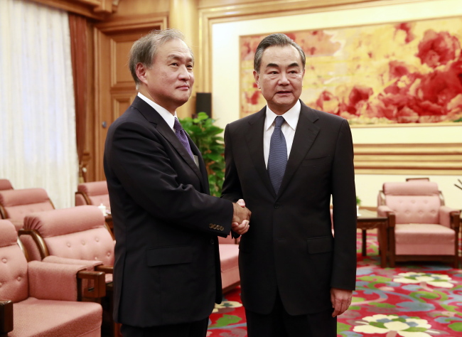 <YONHAP PHOTO-4553> epa06980575 Japanese Vice Foreign Minister Takeo Akiba (L) shake hands with Chinese Foreign Minister Wang Yi (R) during their meeting at the Zhongnanhai Leadership Compound in Beijing, China, 29 August 2018. EPA/HOW HWEE YOUNG/2018-08-29 19:19:15/ <저작권자 ⓒ 1980-2018 ㈜연합뉴스. 무단 전재 재배포 금지.>
<YONHAP PHOTO-4553> epa06980575 Japanese Vice Foreign Minister Takeo Akiba (L) shake hands with Chinese Foreign Minister Wang Yi (R) during their meeting at the Zhongnanhai Leadership Compound in Beijing, China, 29 August 2018. EPA/HOW HWEE YOUNG/2018-08-29 19:19:15/ <저작권자 ⓒ 1980-2018 ㈜연합뉴스. 무단 전재 재배포 금지.>