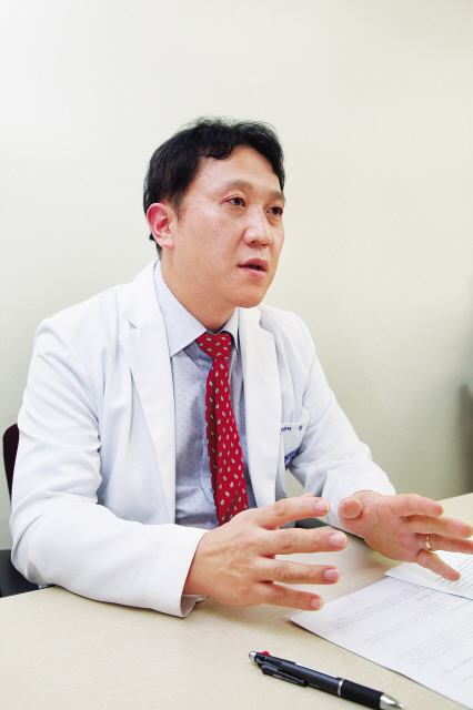 척추관 협착증은 50~60대에서 많이 발생한다. 증상이 심하지 않다면 무조건 수술을 받는 것보다 약물 등 보존적 치료가 도움이 된다.  [제공=인제대 상계백병원]