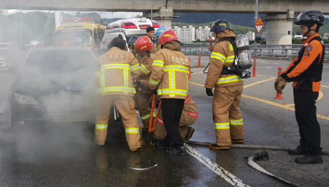 A BMW 750Li automobile caught fire at 3:58 p.m. in Daejeon, 160 kilometers south of Seoul on Thursday (Yonhap)